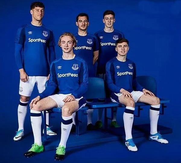 Nueva_camisetas_de_Everton_2017_2018_(9).jpg